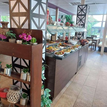 Tropics Hotel สวิติ วลัส ภายนอก รูปภาพ