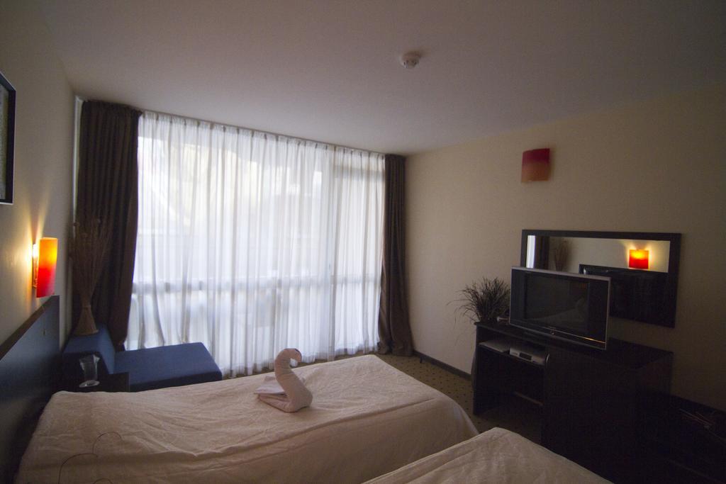 Tropics Hotel สวิติ วลัส ภายนอก รูปภาพ