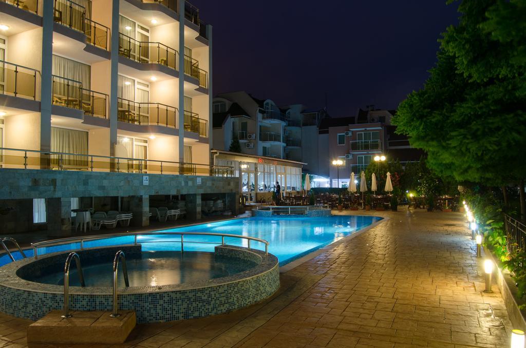 Tropics Hotel สวิติ วลัส ภายนอก รูปภาพ
