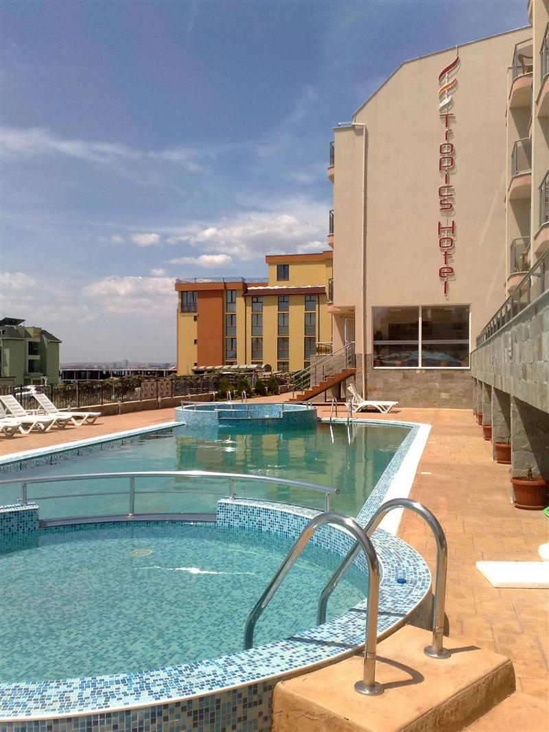 Tropics Hotel สวิติ วลัส ภายนอก รูปภาพ
