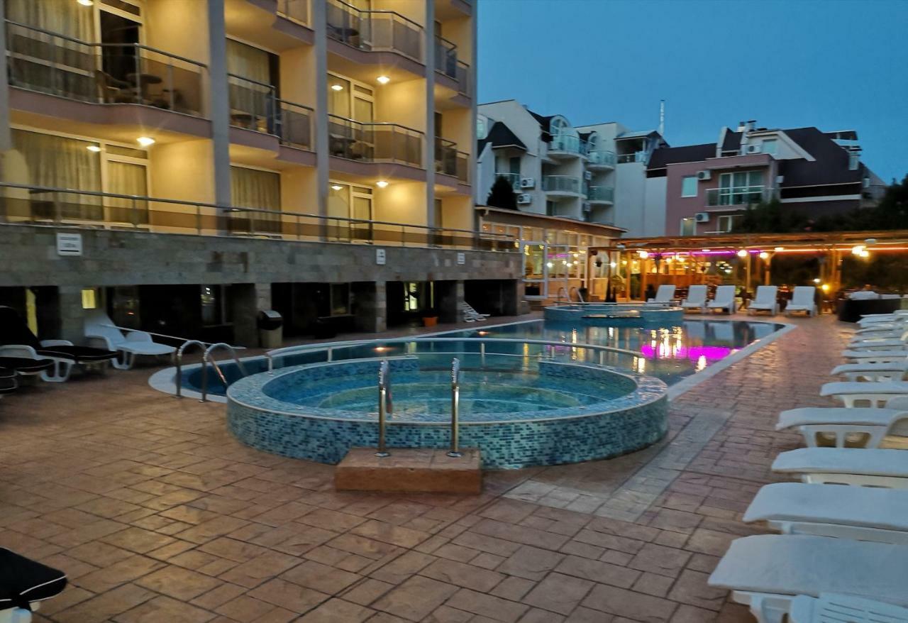 Tropics Hotel สวิติ วลัส ภายนอก รูปภาพ