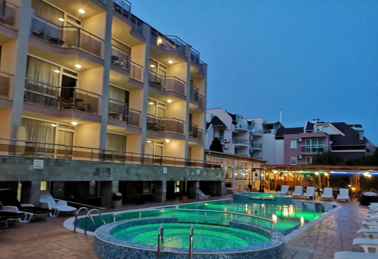 Tropics Hotel สวิติ วลัส ภายนอก รูปภาพ